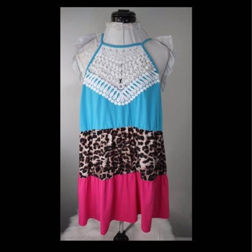 2X NWOT Boutique Sleeveless Blue, Leopard, & Pink White Lace halter top Neckline